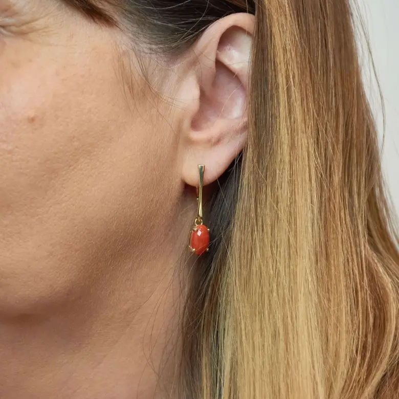 Złote kolczyki z koralem Złote kolczyki z koralem